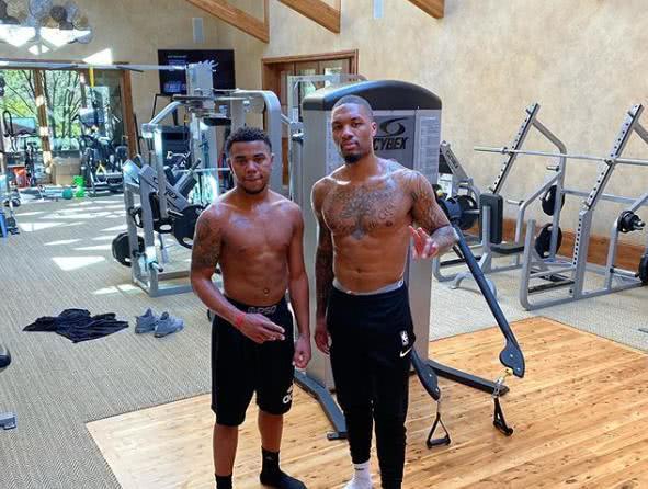 中超赛场争议判罚：VAR判罚引发热议,（中超判罚风波：VAR成争议焦点）