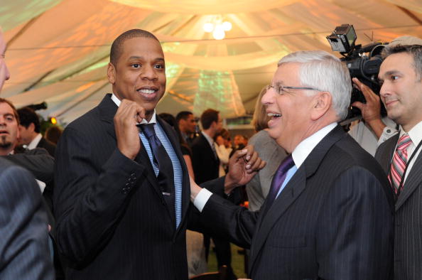 姆伯莫不想让曼联和喀麦隆起冲突，决定让二者商讨回国时间（为避免曼联与喀麦隆冲突，姆伯莫决定由双方协商回国时间）