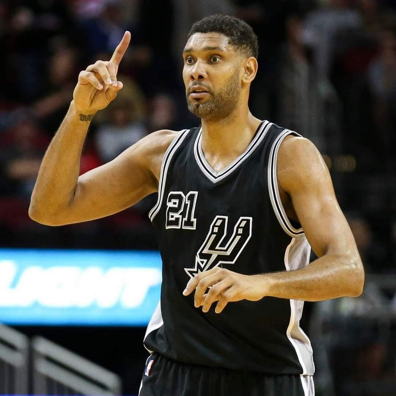 这雪有点大，欧冠赛前一名挪威记者在博德闪耀的球场边线处滑雪（欧冠赛前风雪骤起，挪威记者在博德闪耀场边滑雪）