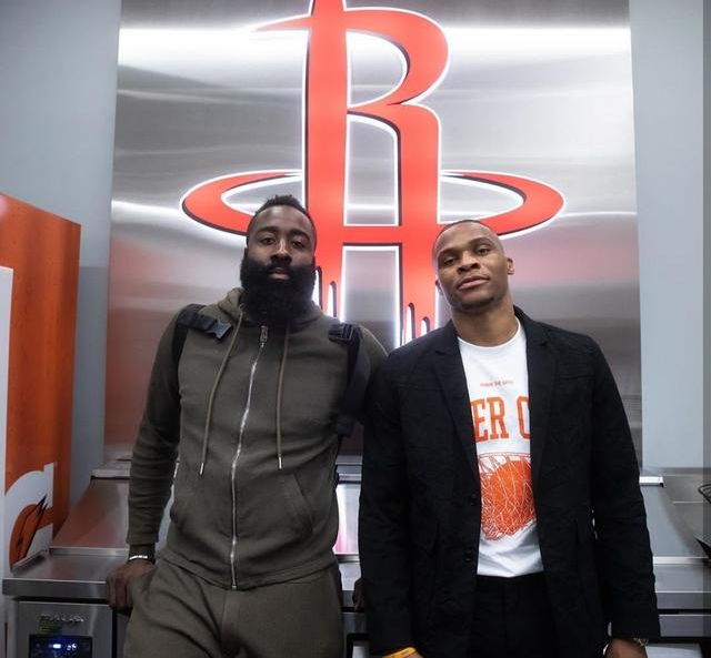 法甲半场：克瓦拉茨赫利亚、马尤鲁建功，巴黎暂2-0雷恩（法甲半场战报：克瓦拉茨赫利亚、马尤鲁破门，巴黎暂以2-0领先雷恩）