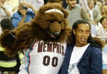 欧冠本周最佳阵容：马杜埃凯、孔德、格林伍德、卡尔在列（欧冠周最佳阵容揭晓：马杜埃凯、孔德、格林伍德、卡尔上榜）